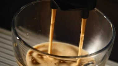 Kahve makinesi Espresso içinde dökme Kupası son derece yakın çekim