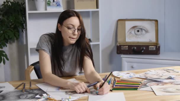 Yaratıcı güzel ressam boyalar renkli resim. Sanat atölye yaratıcı pozitif kadın ressam boyama sürecinde closeup boya onun stüdyo soyut resim — Stok video