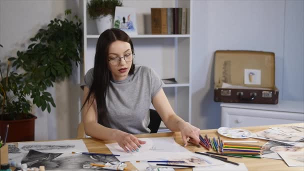 Teleurgesteld vrouwelijke student verdrietig maken van slechte tekeningen voor cursussen hebben slecht humeur en geen inspiratie voor oprichting briljant idee scheuren papierwerk — Stockvideo