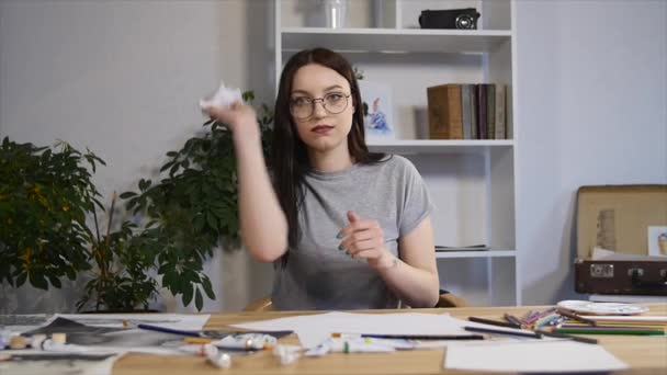 Розчарована студентка-жінка відчуває сум, роблячи погані малюнки для курсової роботи мають поганий настрій і немає натхнення для створення блискучої ідеї розриву паперу — стокове відео