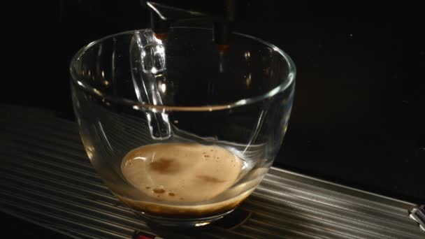 咖啡机倒进一杯咖啡。特写 — 图库视频影像