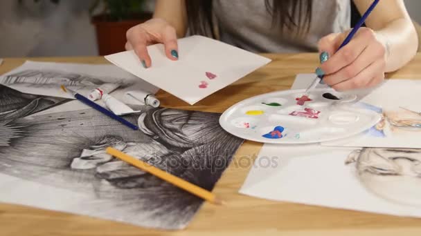 画笔在妇女手中的闭合效果- -在调色板上混合颜料 — 图库视频影像