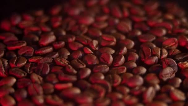 Asando granos de café. Luz roja — Vídeos de Stock