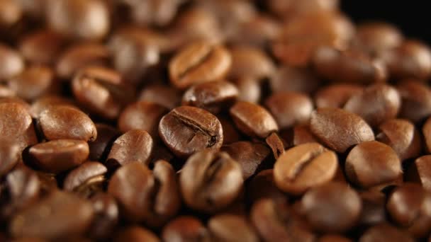 Ein Stapel gerösteter Kaffeebohnen rotiert. Nahaufnahme — Stockvideo