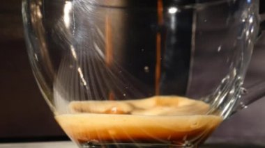 Kahve makinesi Espresso içinde dökme Kupası son derece yakın çekim