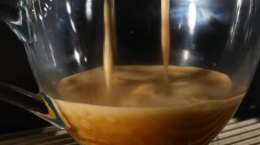 Kahve makinesi Espresso içinde dökme Kupası son derece yakın çekim