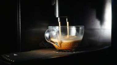 kahve makinesi kahve bir fincan içine dökülen. yakın çekim