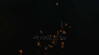 Kahve çekirdekleri - düşüyor. 96 Fps makro fotoğrafını kahve çekirdekleri bir yansıtma siyah yüzeye düşüyor. Kahve için iyi bir genel çekim Temalar veya başlık arka planlar ile ilgili