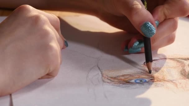 Détail de fille artiste mains dessin avec un crayon — Video