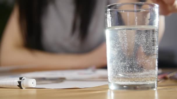 Female artist holding a paint brush, dipping in to color and water — Stock Video