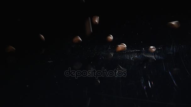 grains de café - Chute. Une macro shot 96 FpS de grains de café tombant sur la surface noire. Un beau plan générique pour tous les thèmes liés au café ou arrière-plans de titre 