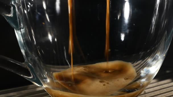 cafetière verse le café dans une tasse. gros plan 