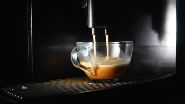Кофеварка наливает кофе в чашку. макро — стоковое видео