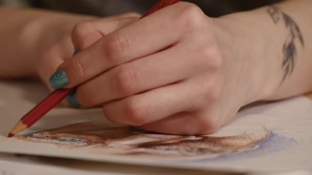 Détail de fille artiste mains dessin avec un crayon — Video