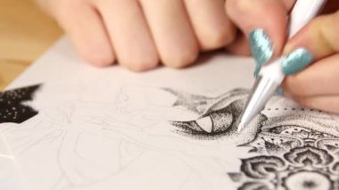 Sanatçının eli kalem çizer