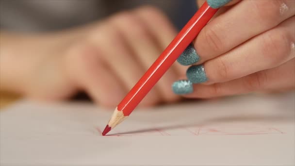 Крупним планом кольоровий олівець розбиває голову — стокове відео