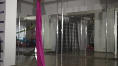 Salonda, ağır çekim düşme ile hile yaparak tuval üzerine kız jimnastikçi