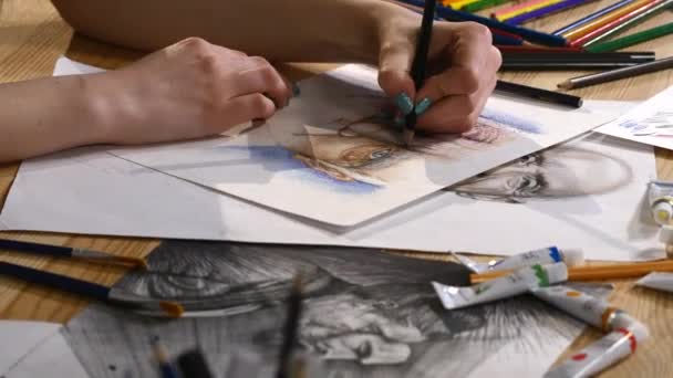 Attraente ragazza in occhiali disegna un ritratto con matite — Video Stock