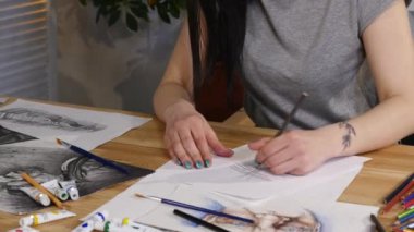 Sanatçı ile renkli kalemler çizer