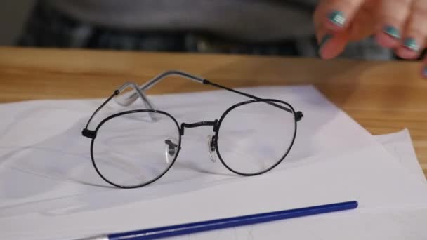 Bureau avec des lunettes — Video