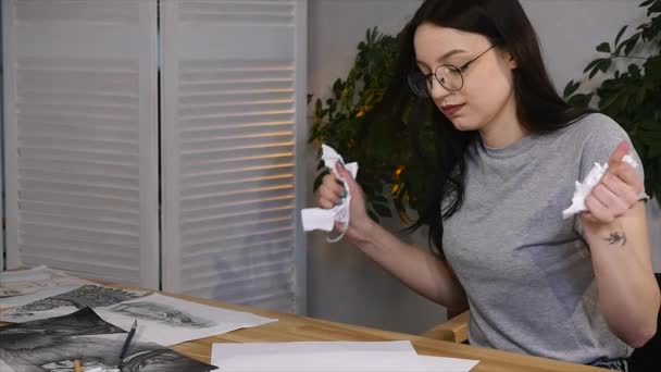 Mladá dívka zlomí a vyvolá papíru — Stock video