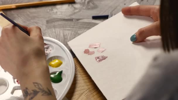 Kadın sanatçı fırça ile evde sanat çizim — Stok video