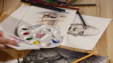 kadın sanatçı fırça ile evde sanat çizim