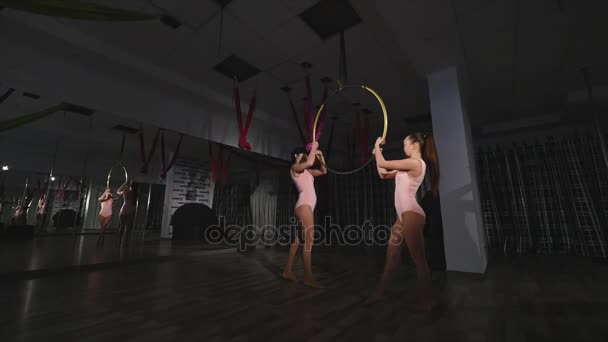 Gymnasten cirkelen in een cirkel in de lucht in de studio — Stockvideo