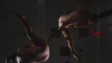 Studio, havada hava çember üzerinde aşağı çember kadar jimnastikçiler