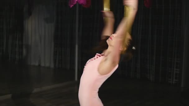 Gymnast cirklar på luft hoop, Aerial gymnastik — Stockvideo