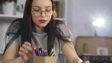 Sanatçı ile renkli kalemler çizer