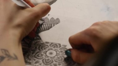 Sanatçının eli kalem çizer