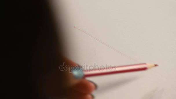 Dívka kreslí tužkou na papíře. Detailní záběr — Stock video