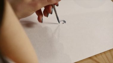 Boya fırçası yakın çekim ile resmi ressamın