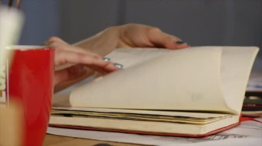 Kız kalem eskiz kağıt üzerinde çizer. Yakın çekim