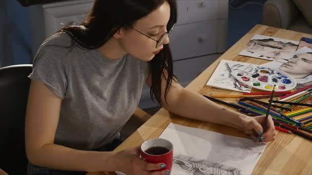 크리에이 티브 잠겨있는 화가 다채로운 그림 물감. 예술 워크숍 창조적인 긍정적인 여자 화가 회화 과정의 그녀의 스튜디오 추상 그림 물감 — 비디오