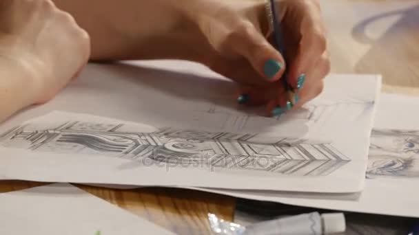 La fille dessine un croquis au crayon sur papier. Gros plan — Video