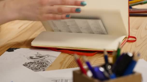 La fille dessine un croquis au crayon sur papier. Gros plan — Video