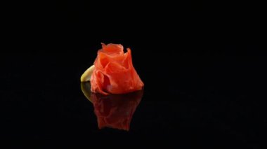 Turşu zencefil ve limon siyah bir arka plan üzerinde döndürme