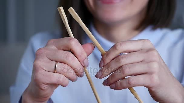 性感的女人订货用筷子和做鬼脸 — 图库视频影像