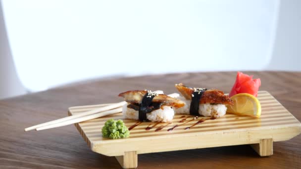 Mão com pauzinhos tomando sushi — Vídeo de Stock