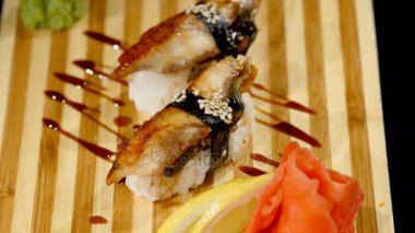 Suşi ahşap bir gemide kümesi alır. üzerinde siyah artalanları döndürme