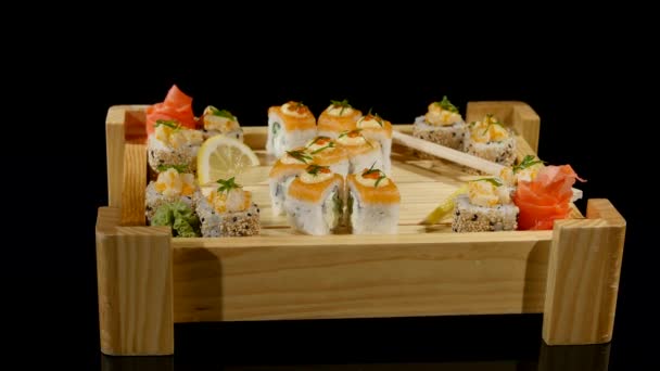 Sushi-fekete háttér forgassuk meg. szemközti nézet — Stock videók