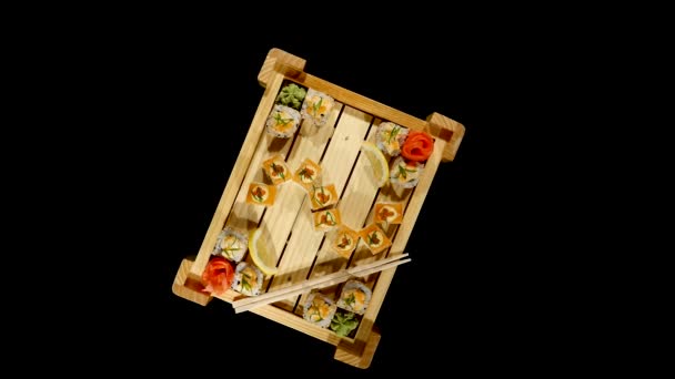 Conjunto de sushi girar sobre fundo preto. vista superior — Vídeo de Stock