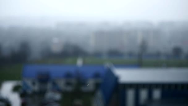 针对大窗口窗格，雨滴涓滴，灰色的天空，与伦敦房子外面的大雨 — 图库视频影像
