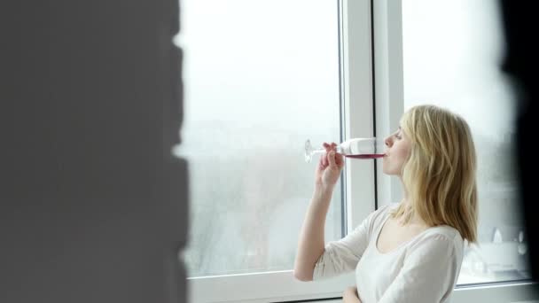 Jong koppel drinken van rode wijn in de keuken thuis — Stockvideo