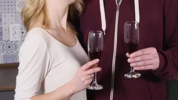 Pareja joven bebiendo vino tinto en la cocina en casa — Vídeos de Stock