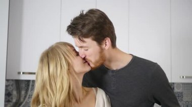 Evde kız arkadaşı adam mutfak pişirme mutlu çift öpücük