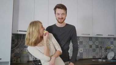 Evde kız arkadaşı adam mutfak pişirme mutlu çift öpücük