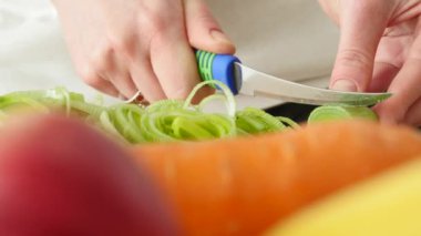 Şef bir soğanı bıçakla kesme